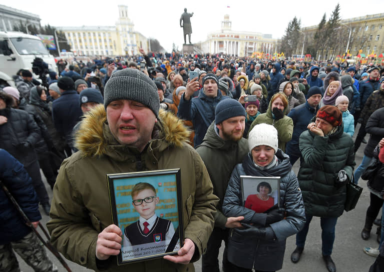 27 марта в Кемерово прошел 11-часовой митинг. Cобравшиеся требовали назвать точное число погибших и отправить в отставку руководство региона и города 