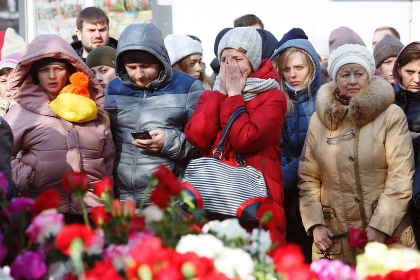 В память о жертвах трагедии жители Кемерово несли цветы к сгоревшему ТРЦ. Одновременно подобные акции прошли по всей России. Жители Уфы, Ростова, Ярославля, Москвы, Петербурга и других городов несли цветы и игрушки к народным мемориалам, представительству Кемеровской области и крупным торговым центрам 