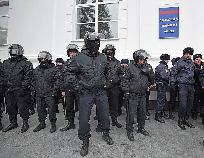 Сотрудники правоохранительных органов на площади 