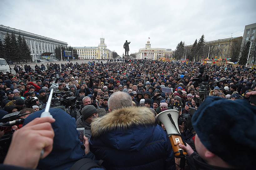 На центральной площади в Кемерово собрались, по разным данным, от 1,5 до 4 тыс. человек 