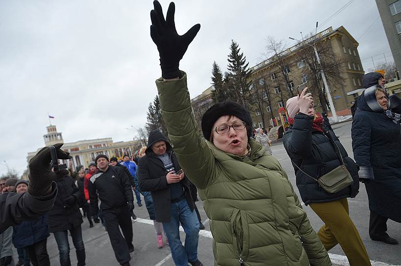 Участники митинга в Кемерово 