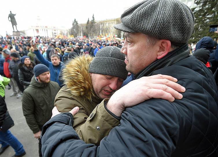 Родственники жертв пожара в ТРЦ «Зимняя Вишня» 