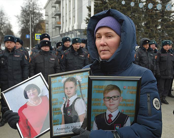 Митинг начался возле здания городской администрации, затем люди перешли к зданию областной администрации 