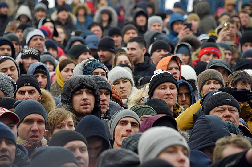 Участники митинга в Кемерово 