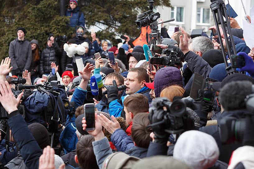 Участники митинга в память о жертвах пожара в торговом центре «Зимняя вишня» 