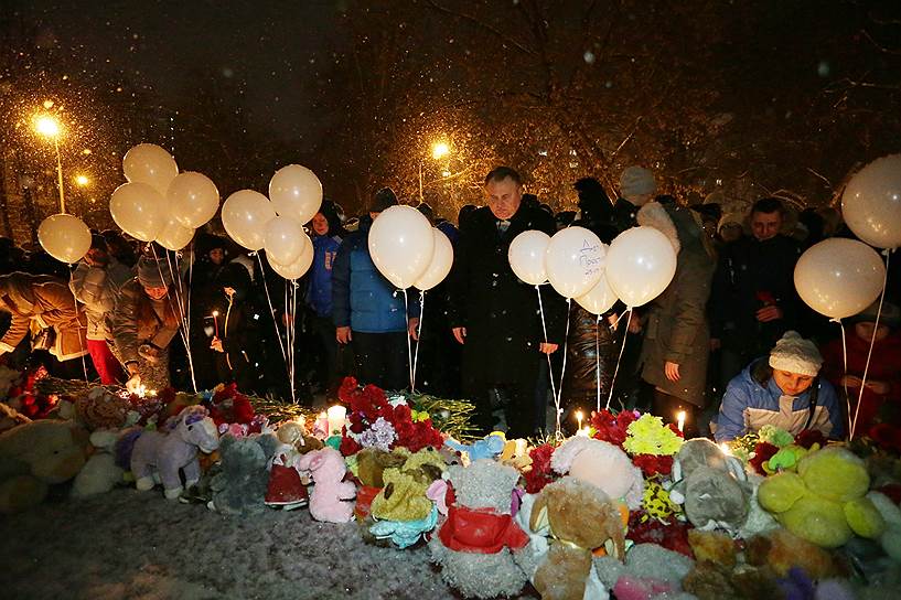 Пермь. Траурная акция в сквере перед бывшим клубом «Хромая лошадь»