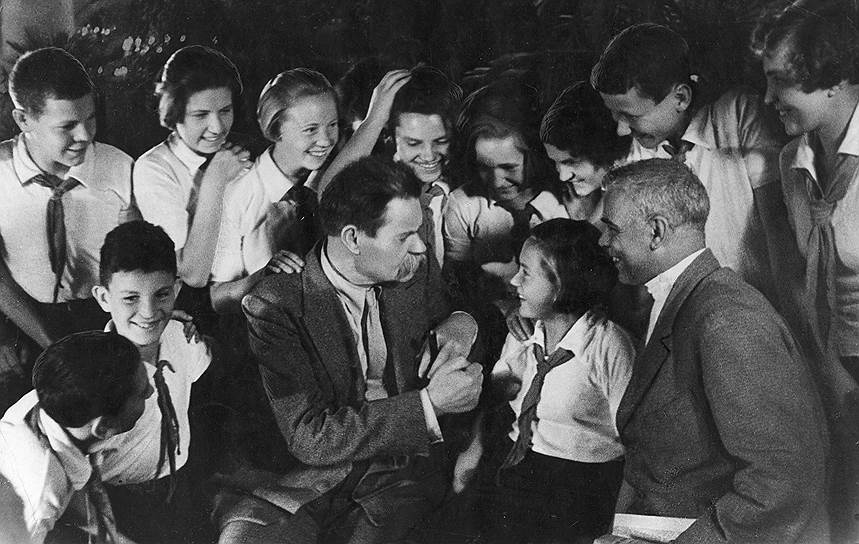 С 1925 по 1936 год Горький писал роман-эпопею «Жизнь Клима Самгина» — о судьбе русской интеллигенции в начале XX века. Произведение осталось незаконченным, но было экранизировано На фото: писатель в окружении пионеров