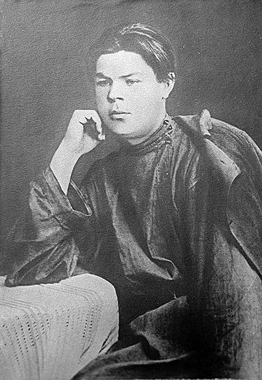 Максим Горький (настоящее имя — Алексей Максимович Пешков) родился 28 марта 1868 года в Нижнем Новгороде. Осиротев в 11 лет, будущий писатель начал работать, а его воспитанием занялись дедушка с бабушкой