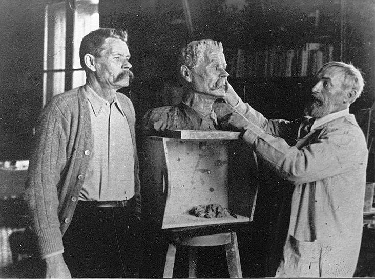 В 1913 году после объявленной амнистии Горький возвратился в Россию. Октябрьскую революцию 1917 года писатель встретил скептически, выступая с критикой большевиков, а в 1921 году вновь уехал в Италию, по официальной версии — из-за слабого здоровья На фото: писатель позирует скульптору Сергею Коненкову (справа), приехавшему в Италию