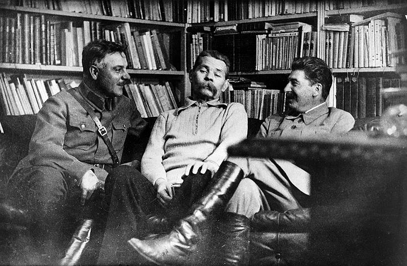 В СССР писатель окончательно вернулся в 1933 году, а уже спустя год под его руководством прошел I Всесоюзный съезд советских писателей. Также по инициативе Горького был основан Литературный институт, названный впоследствии его именем На фото слева направо: советский военачальник Климент Ворошилов, писатель Максим Горький и генсек ЦК ВКП (б) Иосиф Сталин