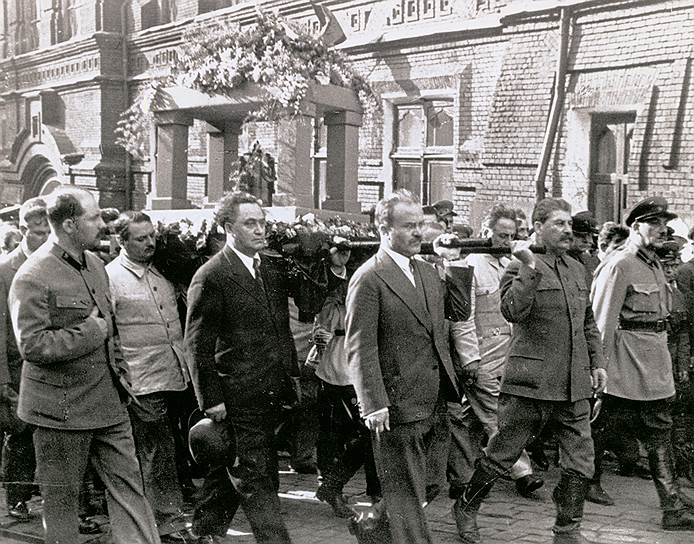 18 июня 1936 года Максим Горький скончался в подмосковных Горках на 69-м году жизни. Его тело было кремировано, а урна с прахом помещена в Кремлевскую стену на Красной площади На фото: на переднем плане слева направо: нарком путей сообщения СССР Лазарь Каганович, секретарь ЦК ВКП(б) Андрей Жданов, генсек исполкома Коммунистического интернационала Георгий Димитров, председатель Совнаркома Вячеслав Молотов, генсек ЦК ВКП(б) Иосиф Сталин и нарком внутренних дел СССР Генрих Ягода несут гроб с телом писателя