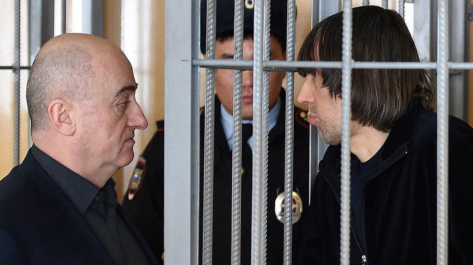 Осужденный Андрей Кочуйков (Итальянец) (справа)