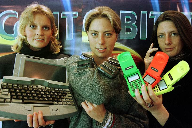 3 января 1996 года был представлен Motorola StarTAC — первый полноценный телефон-раскладушка. Также он стал одним из первых телефонов, получивших широкую популярность (было продано около 60 млн устройств). Вес составлял 88 г, длина — 9,4 см в закрытом виде. Цена составляла около $1 тыс.   На фото слева направо: ноутбук MW520, пейджеры, Motorola StarTAC130  