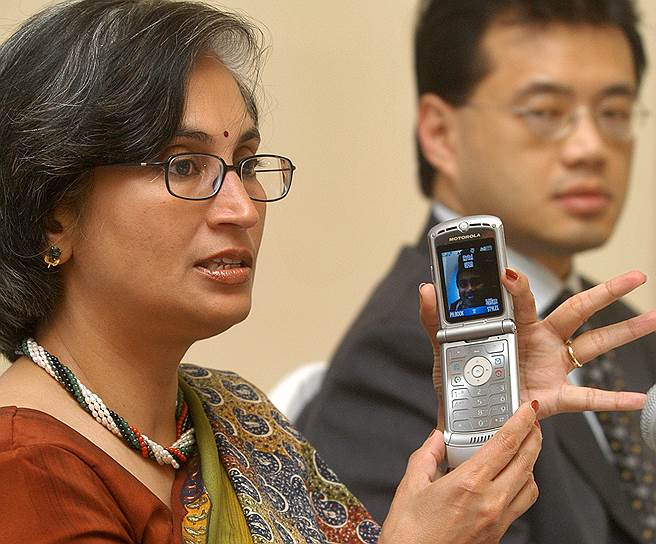 В 2004 году вышла Motorola Razr V3. Ключевой особенностью модели стал необычный дизайн, а также то, что он был сверхтонкий, являясь при этом раскладушкой   На фото: вице-президент Motorola Inc. Падмасри Уорриор (слева) презентует модель 