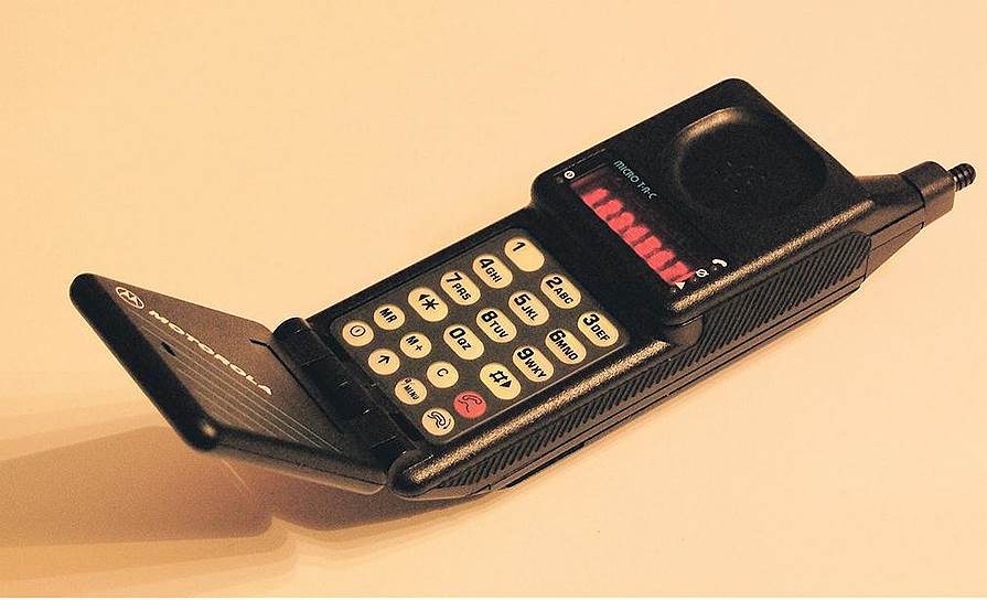 25 апреля 1989 года был представлен Motorola MicroTAC 9800X. По сравнению с предшественником устройство стало легче: его вес составлял всего 348,7 г. Имелась небольшая откидная крышка. Телефон обладал дисплеем, способным отображать восемь знаков. Стоимость новинки достигала $3,5 тыс. 