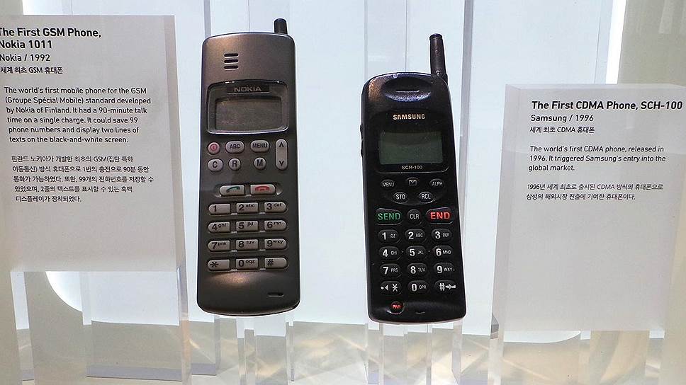 10 ноября 1992 года был выпущен Nokia 1011 — первый серийный GSM-телефон. Как заявляли представители компании, Nokia 1011 стал первым в мире GSM-телефоном с возможностью отправки и получения СМС-сообщений. Память позволяла хранить до 99 контактов. Стоимость телефона составляла 2,5 тыс. дойчмарок (около €1,8 тыс.). Выпускался он до 1994 года, когда были представлены модели Nokia 2010 и Nokia 2110 