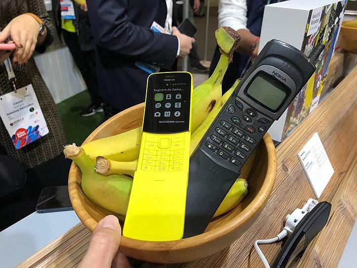 9 сентября 1996 года был представлен первый в мире полноценный слайдер Nokia 8110. Приобрел известность благодаря фильму «Матрица», персонаж которого Нео использовал эту модель. За необычную форму телефон прозвали «банан». В 2018 году устройство обрело второе дыхание: был презентован Nokia 8110 4G   На фото: старая и новая модели Nokia 8110 