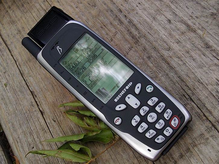 В 1999 году вышел первый телефон со встроенным GPS Benefon Esc!. Модель позволяла загружать на телефон карты и оценивать скорость, с которой передвигался владелец. Корпус был водонепроницаемым и противоударным, каркас состоял из нержавеющей стали — эта модель на несколько лет стала эталоном защищенности мобильных телефонов 