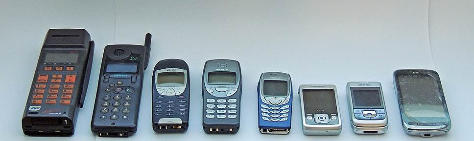 18 марта 1999 года был представлен телефон Nokia 3210, один из самых успешных в истории и первый популярный телефон со встроенной функцией T9. На момент своего выхода и до выхода Nokia 1100 в 2003 году он был самым продаваемым телефоном в мире с количеством проданных копий 160 млн   На фото слева направо: Ericsson GH172 (1992), Siemens S6 (1997), Nokia 6210 (2000), Nokia 3210 (1999), Nokia 6100 (2003), Sony-Ericsson T303 (2008), Siemens CF110 (2006), HTC Touch Pro 2 (2009) 