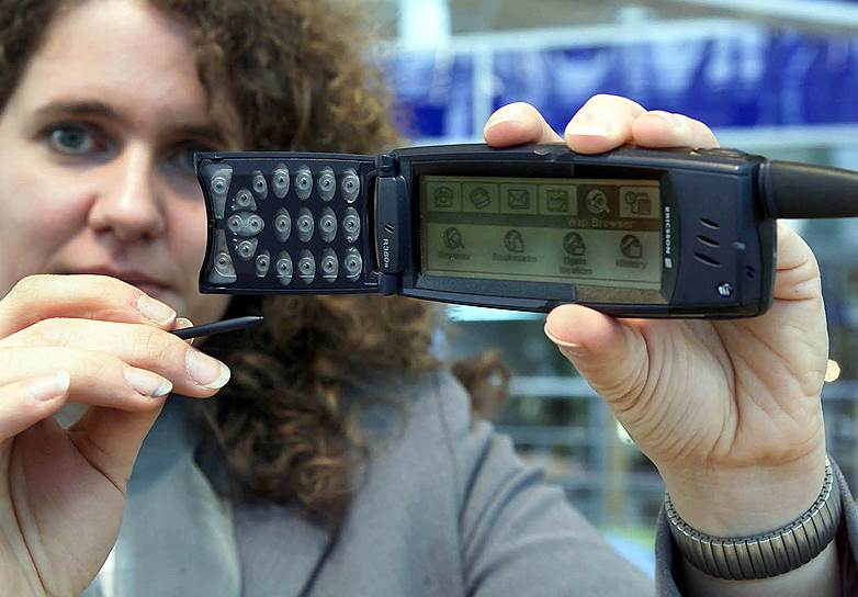 В 2000 году вышел Ericsson R380 — первое устройство, к которому был применен термин «смартфон». Устройство было небольших габаритов, обладало функциями карманного компьютера и не имело аналогов на тот момент. Стоил смартфон $700. Также это было первое устройство, использовавшее популярную вплоть до прихода Android операционную систему Symbian OS. Уже через год Ericsson представила первый телефон с функцией Bluetooth — Ericsson T39 