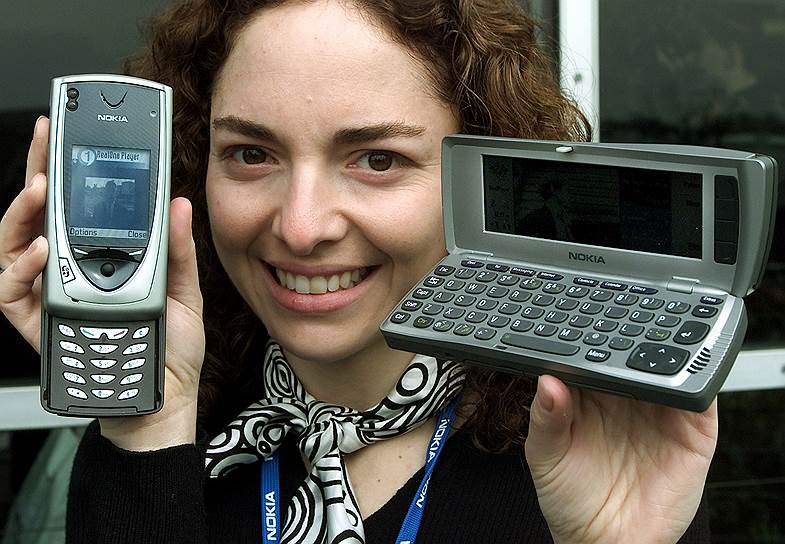 В 2002 году вышел Sanyo SCP-5300 — первый телефон со встроенной камерой. Тем не менее телефон не приобрел большую популярность из-за малой узнаваемости бренда и плохого качества снимков. В том же году вышел Nokia 7650, в котором была камера на 0,3 мегапикселя, что позволяло различать снимки. Эта модель повлияла на производство телефонов со встроенными камерами другими брендами   На фото: Nokia 7650 (слева) 