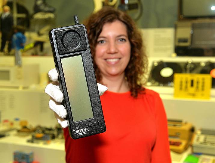 16 августа 1994 года был представлен прототип современных смартфонов — IBM Simon. Устройство имело функционал мобильного телефона и карманного компьютера. Стоимость устройства составляла более $1,1 тыс. (без контракта с оператором BellSouth). Аппарат имел календарь, блокнот, адресную книгу, калькулятор, позволял отправлять и получать факсы, работать с электронной почтой. В режиме разговора аккумулятор обеспечивал один час работы 