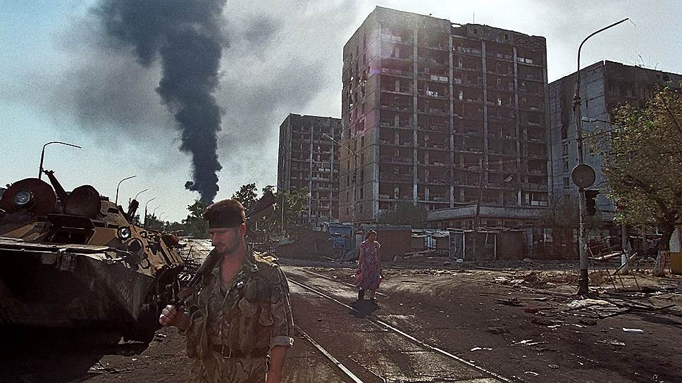 Улица в разрушенном Грозном, 1995 год 