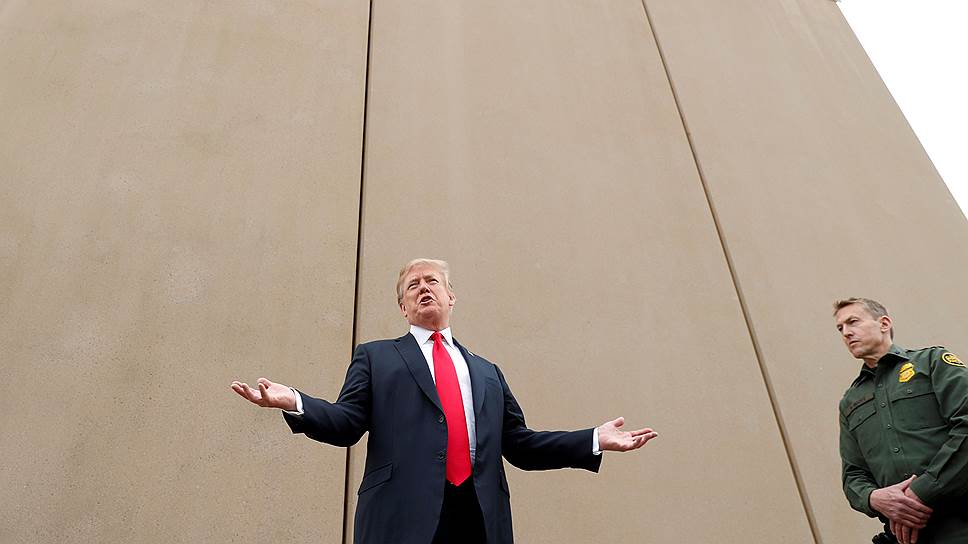 Президент США Дональд Трамп (в центре)
