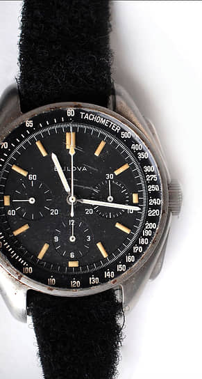 В октябре 2015 года на аукционе в Бостоне  за $1,6 млн  были проданы  часы Bulova командира миссии Apollo-15 Дейва Скотта.  Астронавт носил их поверх скафандра при высадке на Луну в 1971 году 