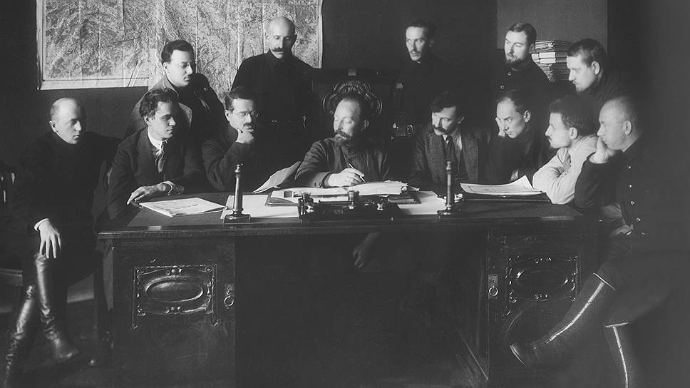 Иосиф Уншлихт (на фото сидит третий слева) считал, что противник может счесть истиной только массированно и систематически распространяемую ложь 