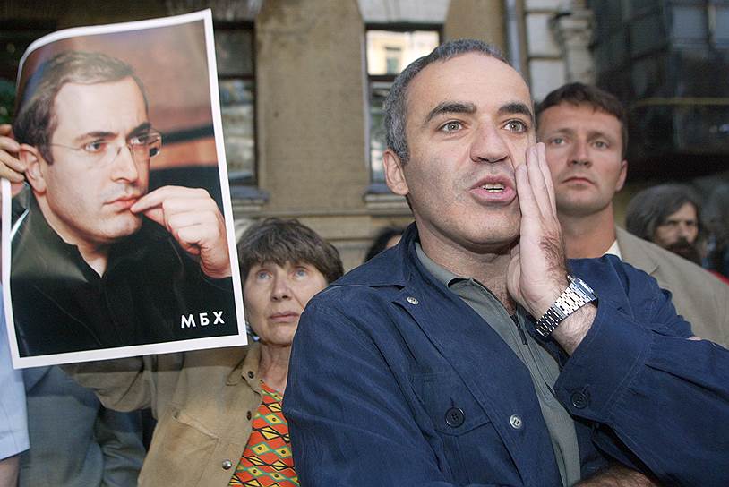 «Весь наш экстремизм — это желание вернуть в страну нормальные честные выборы» В начале 1984 года Каспаров был принят в КПСС. Как позднее вспоминал шахматист, претендент на звание чемпиона мира имел небольшой выбор: либо вступить в партию, либо эмигрировать. В 1990 году он вышел из партии и принял участие в создании Демократической партии России, а в 1993 году — предвыборного блока «Выбор России» 