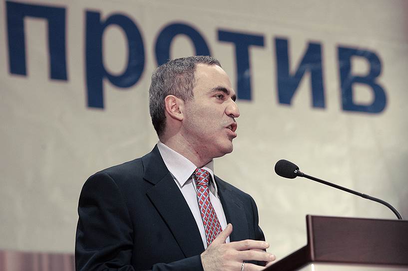 В том же 1993 году Каспаров и англичанин Найджел Шорт, не согласившись с политикой ФИДЕ, вышли из состава организации и создали Профессиональную шахматную ассоциацию (ПША). ФИДЕ лишила Гарри Каспарова звания чемпиона мира, исключила из рейтинг-листов. Однако спустя год Каспаров и Шорт были восстановлены в рейтинге. Под эгидой новой организации Каспаров завоевал звание чемпиона мира по шахматам ПША (1993, 1995) 
