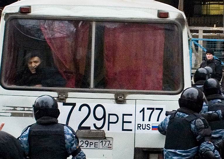 «Что отличает лучшего менеджера, лучшего политика, лучшего шахматиста? Эффективность действий!»  Гарри Каспаров участвовал в ряде оппозиционных движений: был председателем «Объединенного гражданского фронта», сопредседателем Всероссийского гражданского конгресса, сооснователем движения «Солидарность». Начиная с 2006 года Каспаров был одним из организаторов проводимых «Другой Россией» «Маршей несогласных»  На фото: Гарри Каспаров в автобусе ОМОНа во время проведения «Марша несогласных», 2007 год 