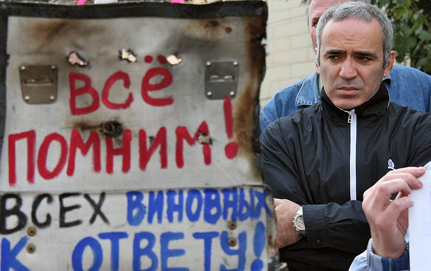 В 2005 году шахматист заявил, что уходит из профессионального спорта в политику, так как достиг в шахматах всего, чего хотел. Однако в 2017 году он объявил о возобновлении карьеры и одержал первую победу после возвращения в шахматы 
