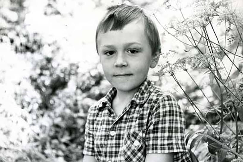 Сергей Шнуров родился 13 апреля 1973 года в Ленинграде (ныне — Санкт-Петербург) в семье инженеров. В детстве посещал музыкальную школу по классу скрипки, увлекался рок-музыкой. В начале 1990-х учился в Ленинградском инженерно-строительном институте, на философском факультете Теологического института и в реставрационном лицее. Окончил только последний, получив диплом реставратора произведений из дерева
