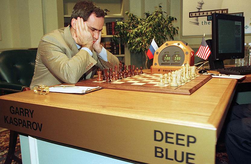 «Когда компьютер рассчитал вариант на 76 ходов до мата, я не поверил — но он оказался прав! На мгновение я увидел Бога»   В 1989 году Гарри Каспаров впервые сразился с компьютером Deep Thought, победив в двух партиях. В 1996 году IBM разработала более грозного соперника — суперкомпьютер Deep Blue, способный оценивать до 200 млн позиций в секунду. Первую встречу Каспаров выиграл со счетом 4:2, но уступил в первой партии. В мае 1997 года состоялся второй матч против Deep Blue, в котором Каспаров уступил со счетом 2,5:3,5 