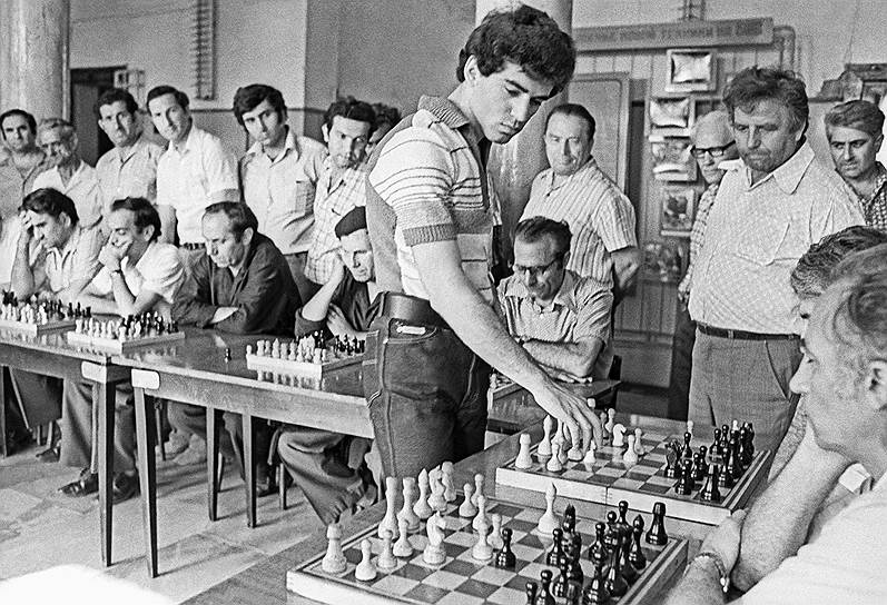 «В шахматах в одиночку не создают шедевров. Нужен соперник высшего уровня» В 1984 году первый матч за звание чемпиона мира Каспаров играл против Анатолия Карпова, соперничество с которым впоследствии станет одной из важнейших страниц в истории шахматного спорта. Вопреки возражениям Каспарова матч был бессрочным — до победы в шести партиях. Матч стал рекордным по продолжительности и числу сыгранных партий (10 сентября 1984 года — 15 февраля 1985 года; 48 партий)  