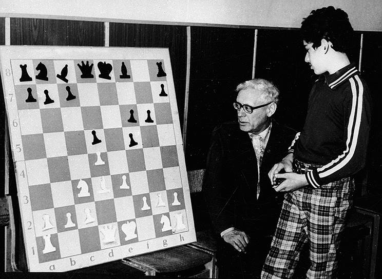 В 1976 году Гарри Каспаров стал чемпионом СССР по шахматам среди юношей, в 1978 году получил звание мастера спорта, а в 1980 году стал самым молодым в мире гроссмейстером (ему было 17 лет). В том же году, за несколько месяцев до окончания средней школы, завоевал звание чемпиона мира по шахматам среди юношей  На фото: с шахматистом Михаилом Ботвинником, 1976 год 