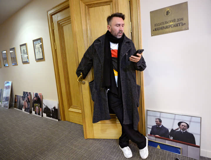 Сергей Шнуров занимается живописью, формально являясь автором концепции, а не исполнителем. Выставки его работ проходили в Санкт-Петербурге и Москве. Стиль картин автор назвал «брендреализмом», концепция заключается в показе доминации бренда над людьми