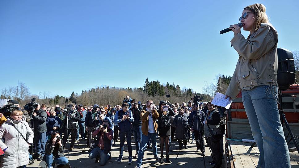 Митинг «За закрытие свалки "Ядрово"» в Волоколамском районе. Телеведущая, общественный деятель Ксения Собчак во время митинга. 