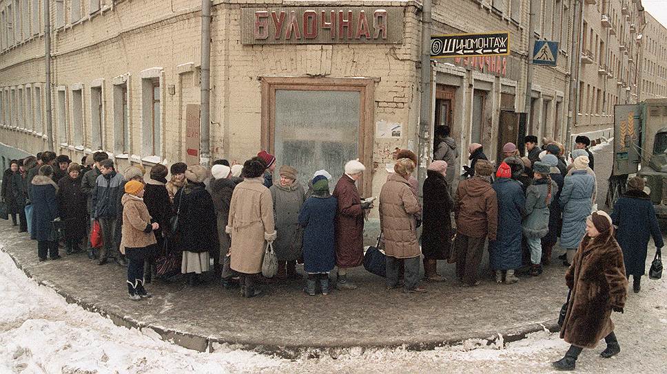 Jakmile byly v Rusku propuštěny ceny, jejich růst okamžitě začal překonávat růst dolaru a jeho kupní síla začala klesat