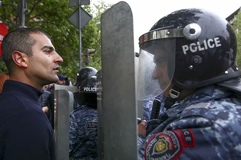 Антиправительственная акция, участники которой протестуют против утверждения на пост премьер-министра страны экс-президента Сержа Саргсяна