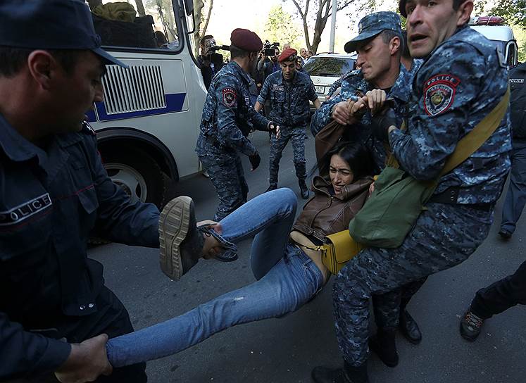 Задержание участницы акции протеста