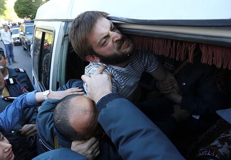Задержание участников акции протеста в Ереване