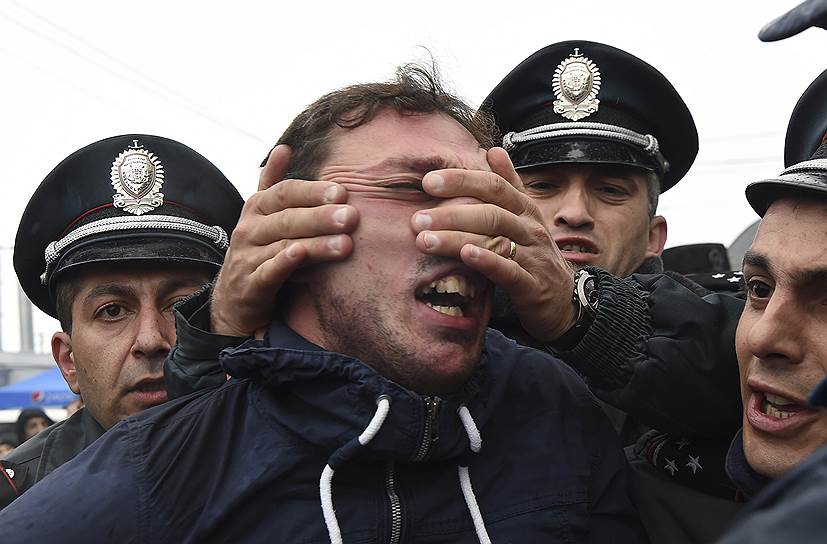 Участник акции протеста в Ереване