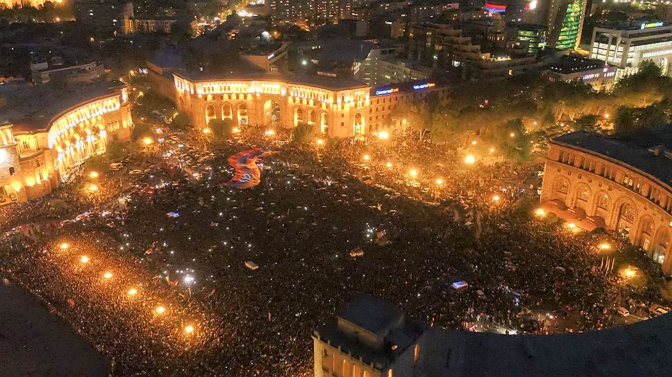 Демонстрация на площади Республики в Ереване после отставки премьера Сержа Саргсяна 
