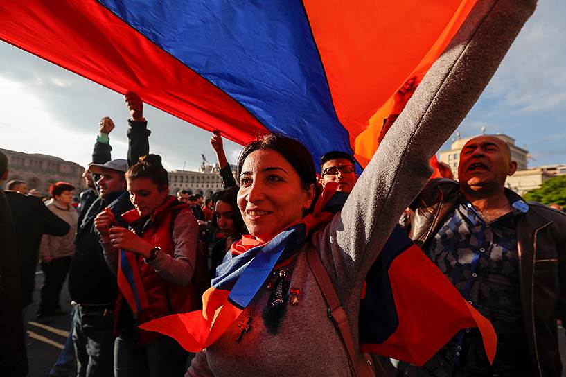 Демонстранты с флагами Армении во время массовых антиправительственных выступлений в Ереване 