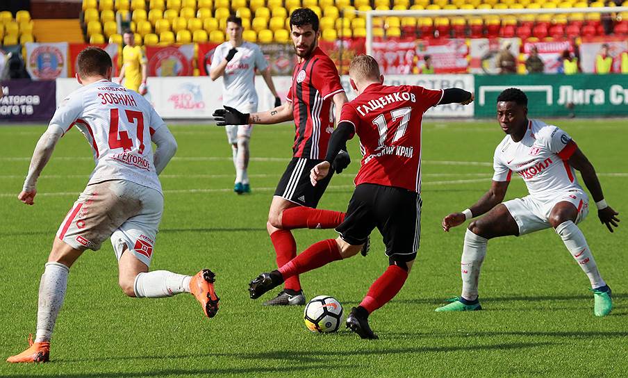 Справа налево: игрок «Спартака» Куинси Промес , игроки «Амкара» Михаил Гащенков, Саид Эззатоллахи и игрок «Спартака» Роман Зобнин в матче 28-го тура чемпионата России по футболу между «Амкаром» и «Спартаком». 