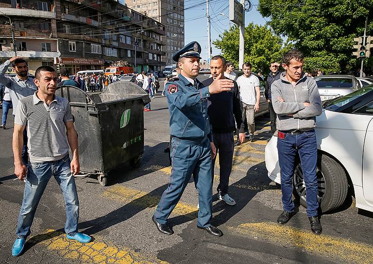 Армянский полицейский во время протеста