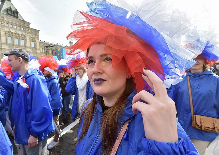 Участница первомайского шествия на Красной площади 